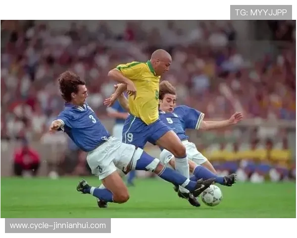 一分钟了解足球巨星的成长轨迹与辉煌历程，带你走进他们的传奇人生