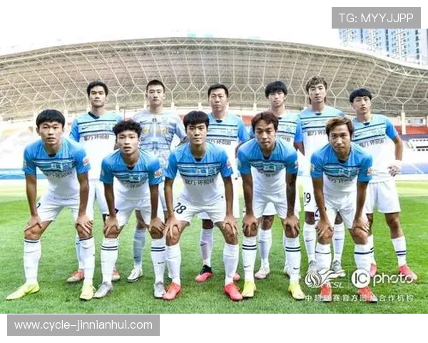 中国足球球星的一天：训练、比赛与生活的背后故事与心路历程